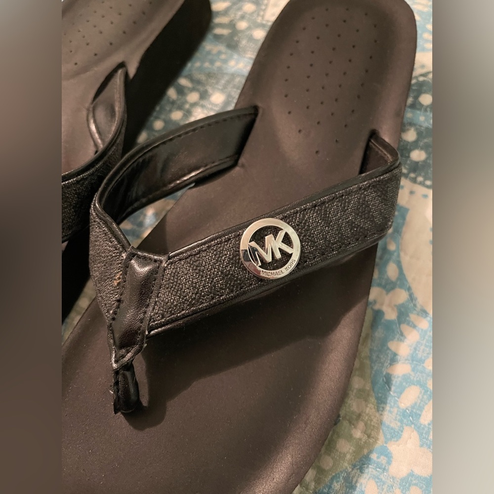 Michael Kors Flip flops. Quality material.